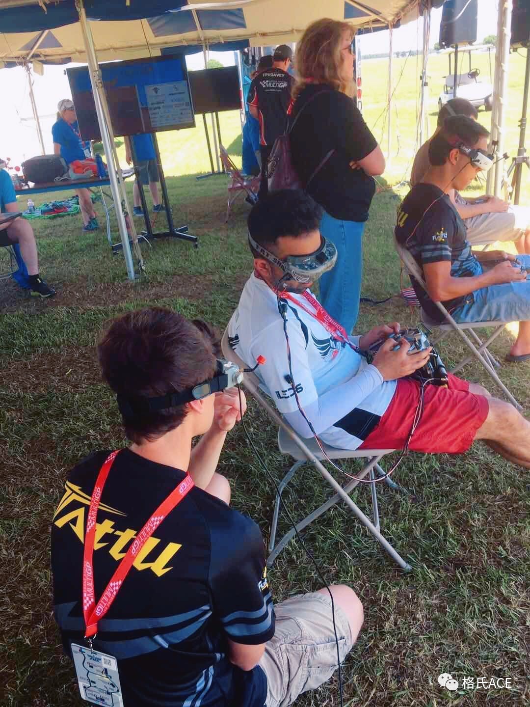 比赛中的无人机选手 比赛中的无人机选手