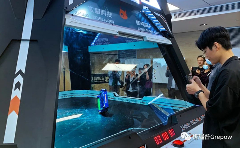 玄智科技同事在新办公场所,展示了轻量级格斗机器人表演 玄智科技同事在新办公场所,展示了轻量级格斗机器人表演