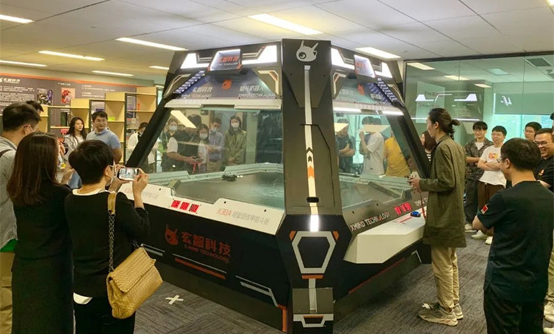 玄智科技同事在新办公场所,展示了轻量级格斗机器人表演 玄智科技同事在新办公场所,展示了轻量级格斗机器人表演