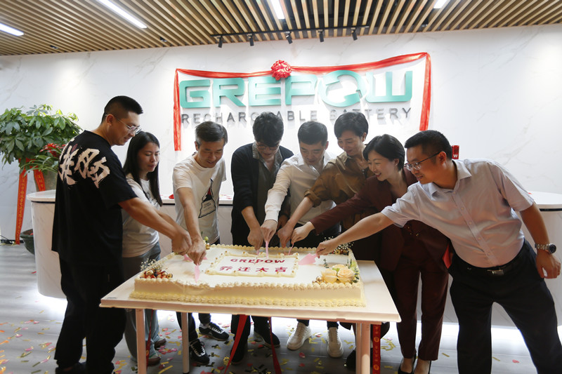 格瑞普公司领导切乔迁蛋糕 格瑞普公司领导切乔迁蛋糕