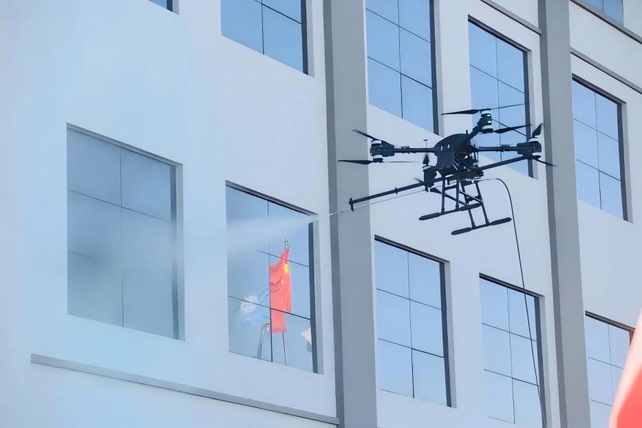 高空清洗无人机作业
