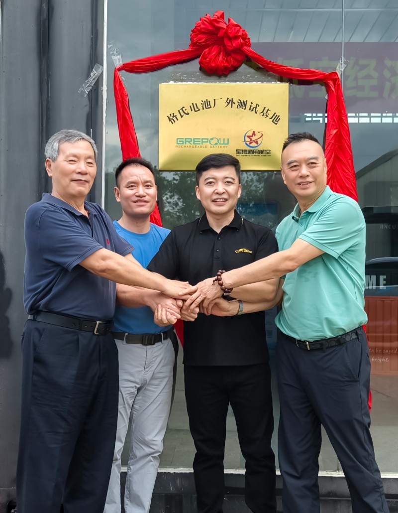 格瑞普副总经理陈海波和星湾航空领导 格瑞普副总经理陈海波和星湾航空领导