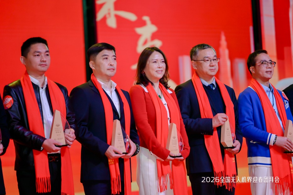 左二为副总经理陈波海先生