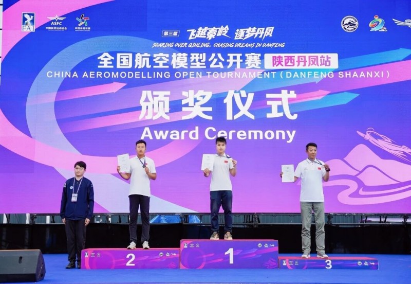 中国飞手(张旭骏(中)，段志勇(右))